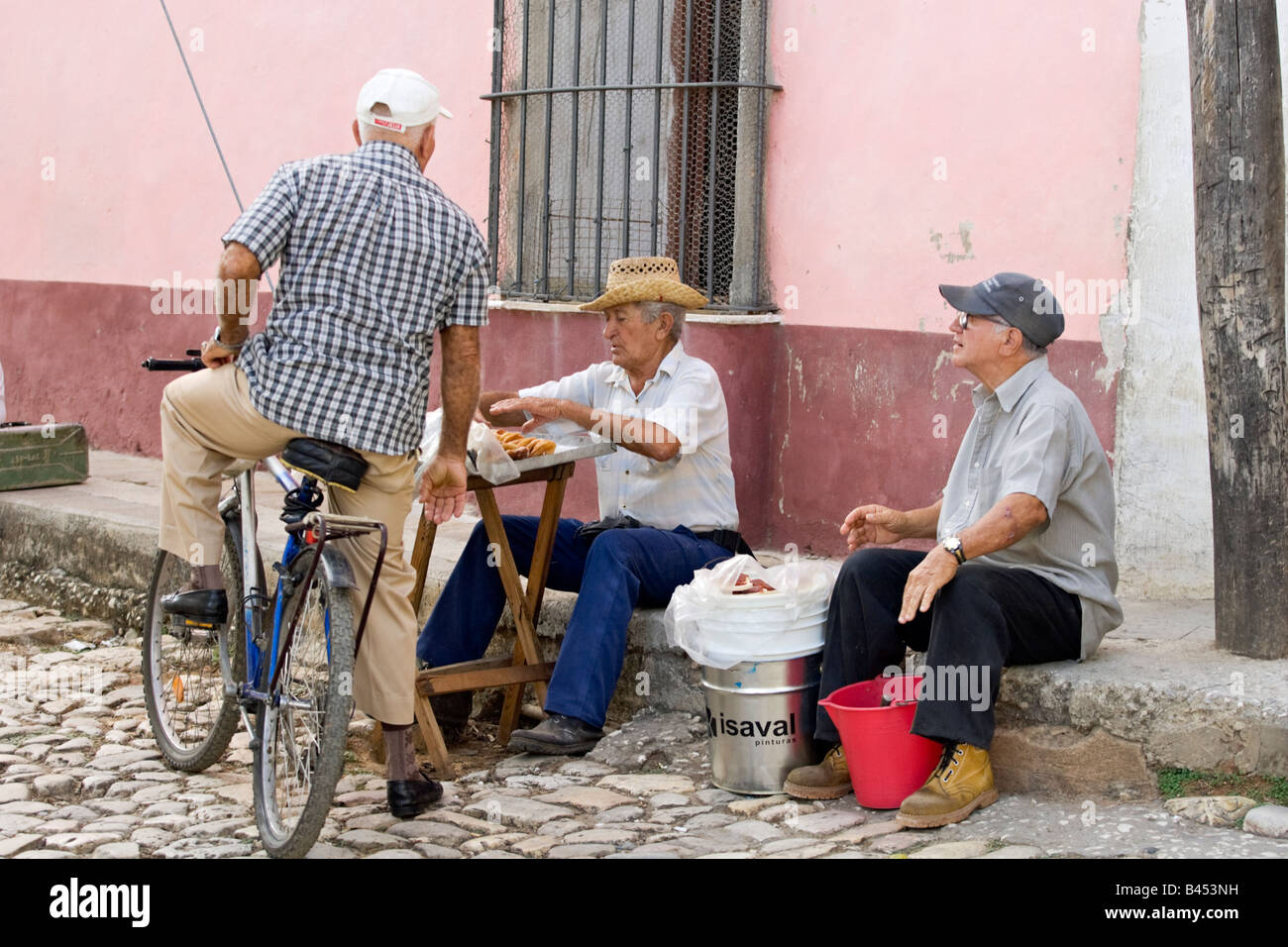 Gli uomini cubani vendita il cibo sulla strada di Trinidad. Cuba. Foto Stock