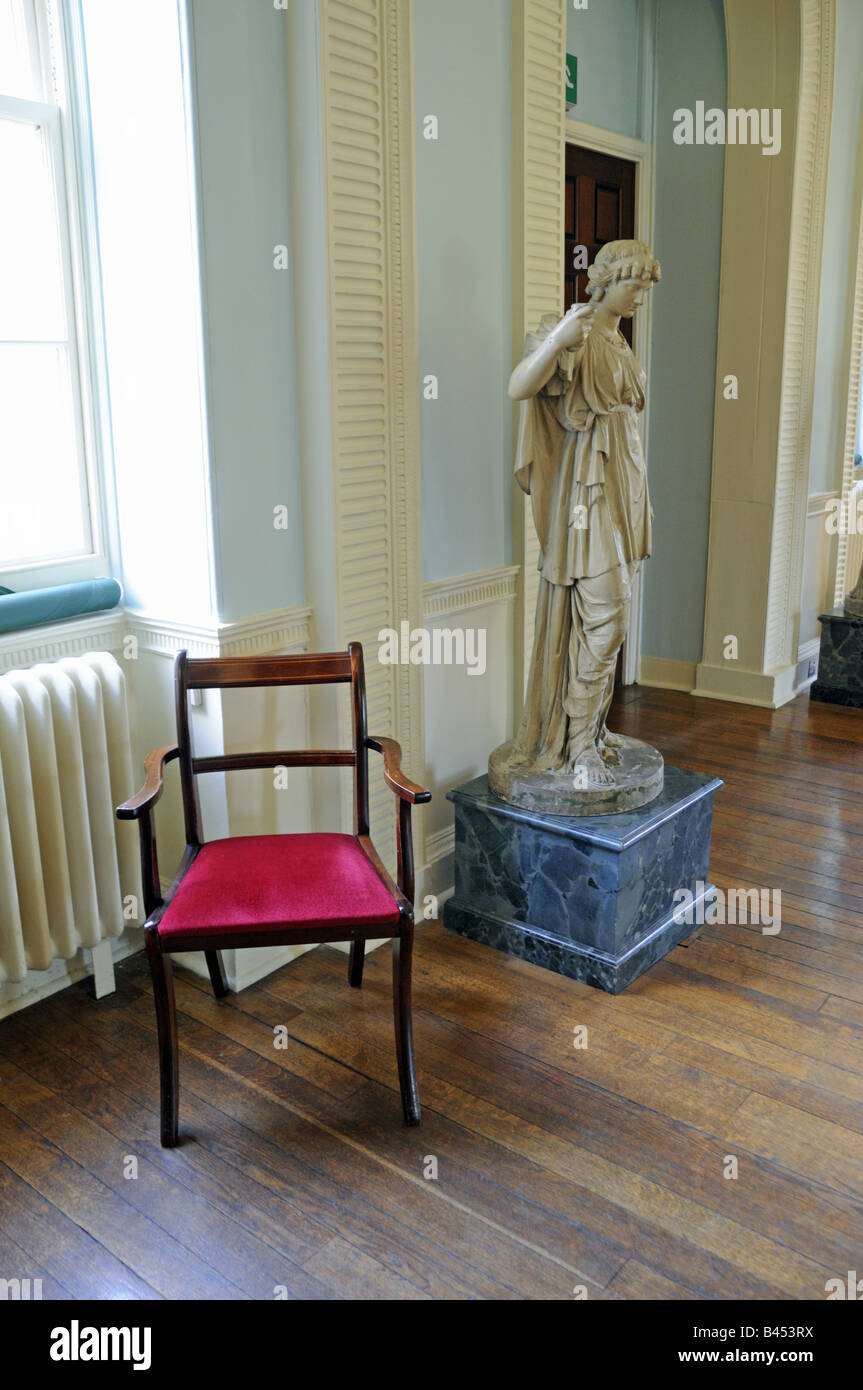 Assistenti di sedia vuota con statua Pitzhanger Manor House Ealing Londra Inghilterra REGNO UNITO Foto Stock