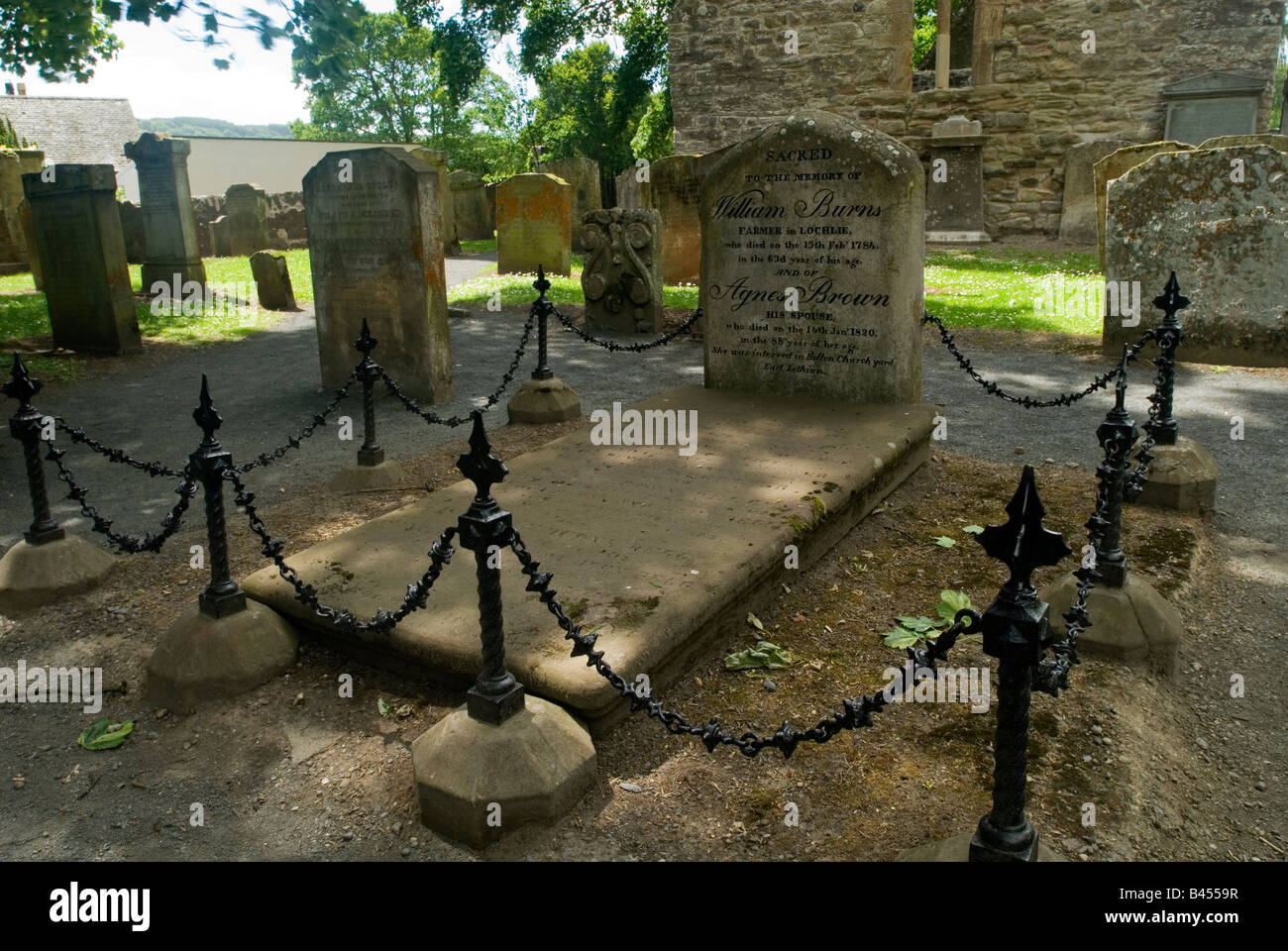 Alloway Kirk yard in Ayrshire il luogo di sepoltura dei poeti Robert Burns padre. Burns ha scritto Tam o'shanter mentre il settore agricolo nelle vicinanze. Foto Stock