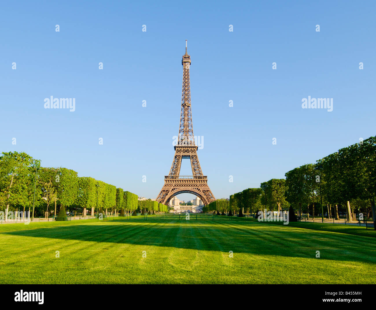 La Torre Eiffel dal Champ de Mars Foto Stock