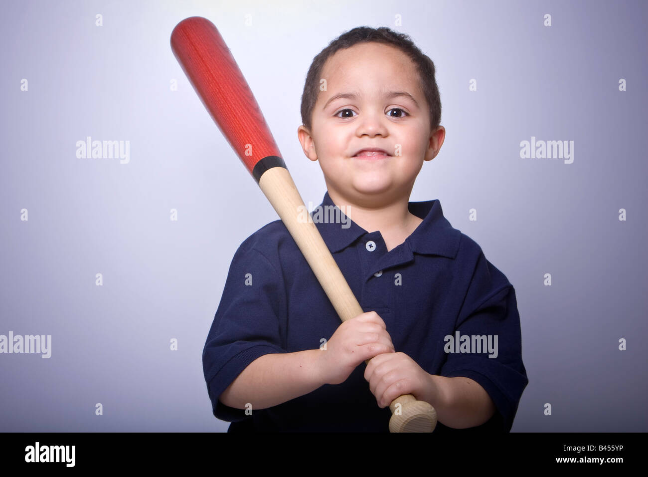 I giovani ispanici ragazzo con una mazza da baseball Foto Stock