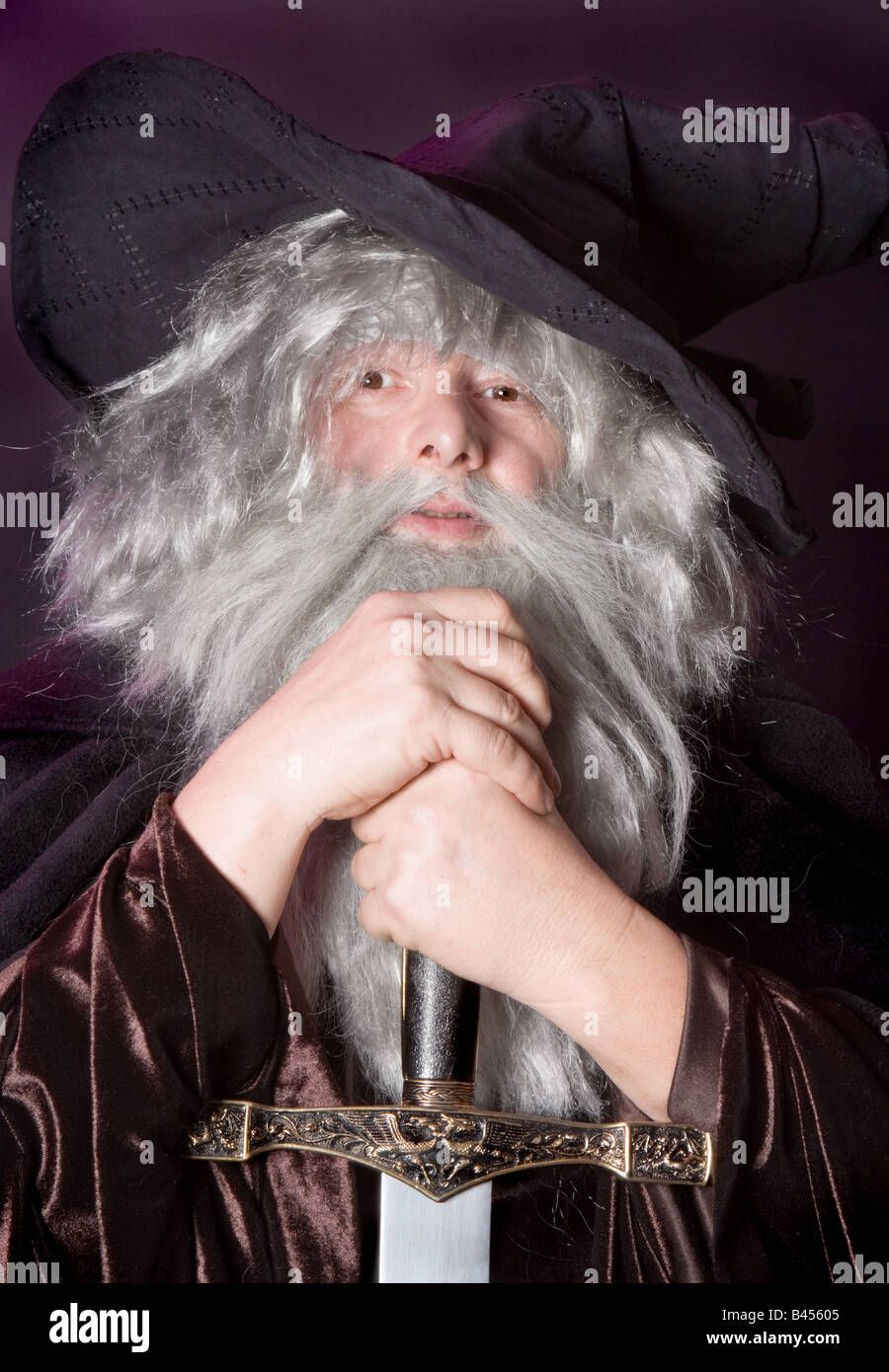 Procedura guidata di Halloween appoggiato su di una spada magica Foto Stock