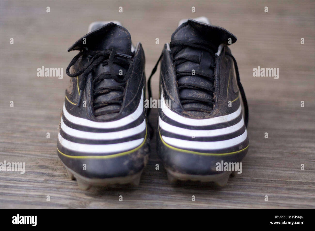 Formatori scarpini da calcio sporco Foto Stock