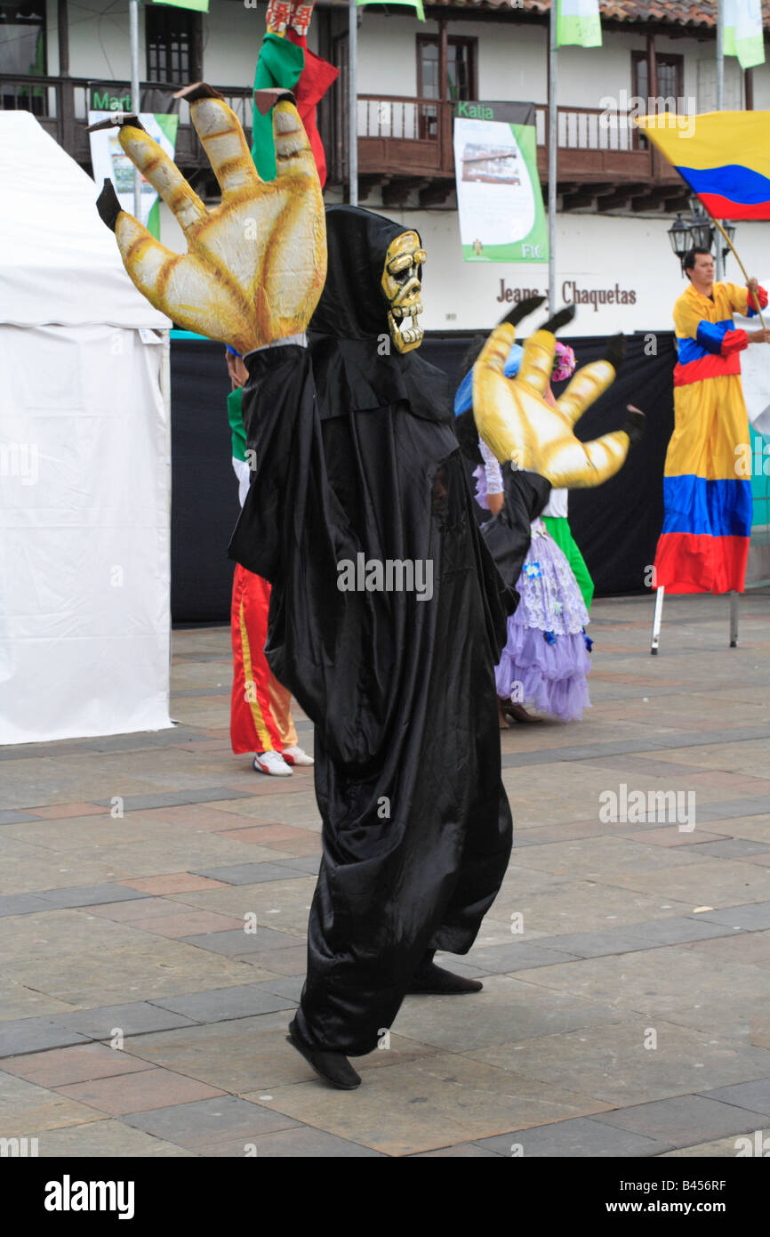 Ballerino di strada con una maschera che rappresenta la morte di eseguire all'aperto, Tunja, Boyacá, Colombia, Sud America Foto Stock