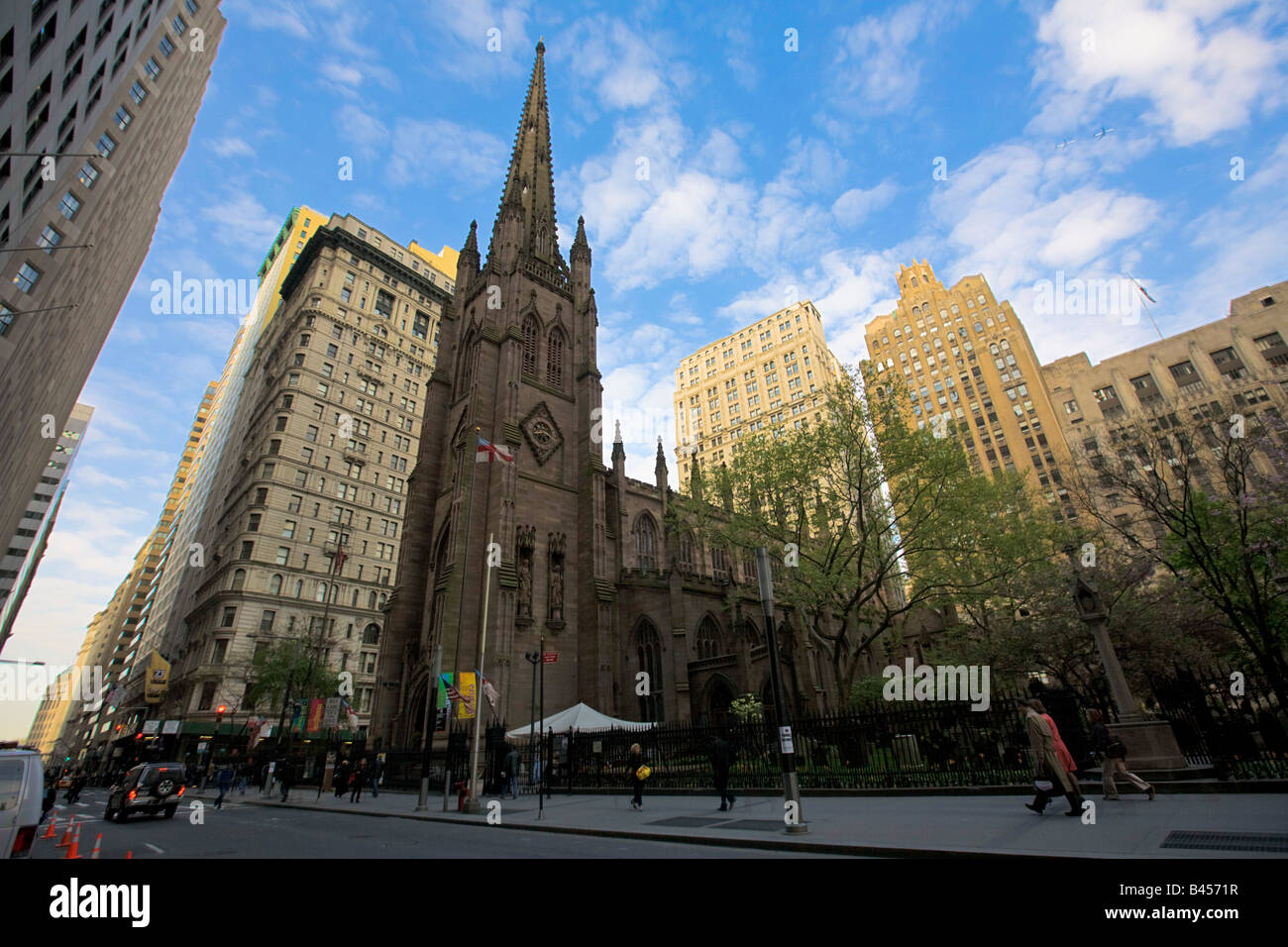 Chiesa della Trinità da Broadway Avenue, il centro di Manhattan, NY, STATI UNITI D'AMERICA Foto Stock