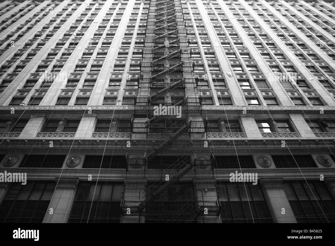 208 SUD LA SALLE STREET parete edilizia con fire escape come visto dal ADAMST strada laterale nel centro di Chicago, Illinois, Stati Uniti d'America Foto Stock