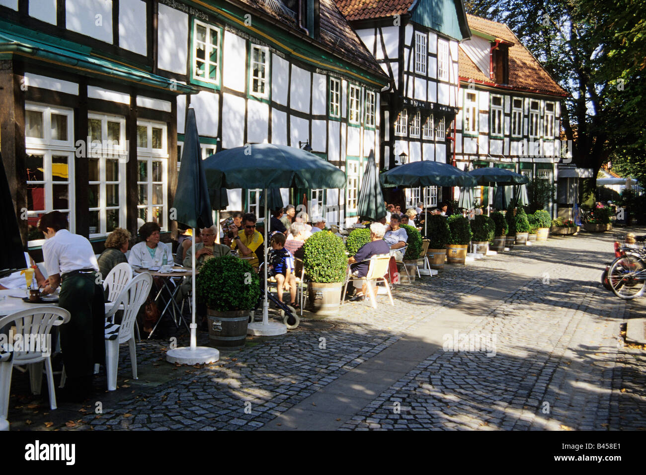 Germania, Bad Essen, turisti in un marciapiede ristorante Foto Stock