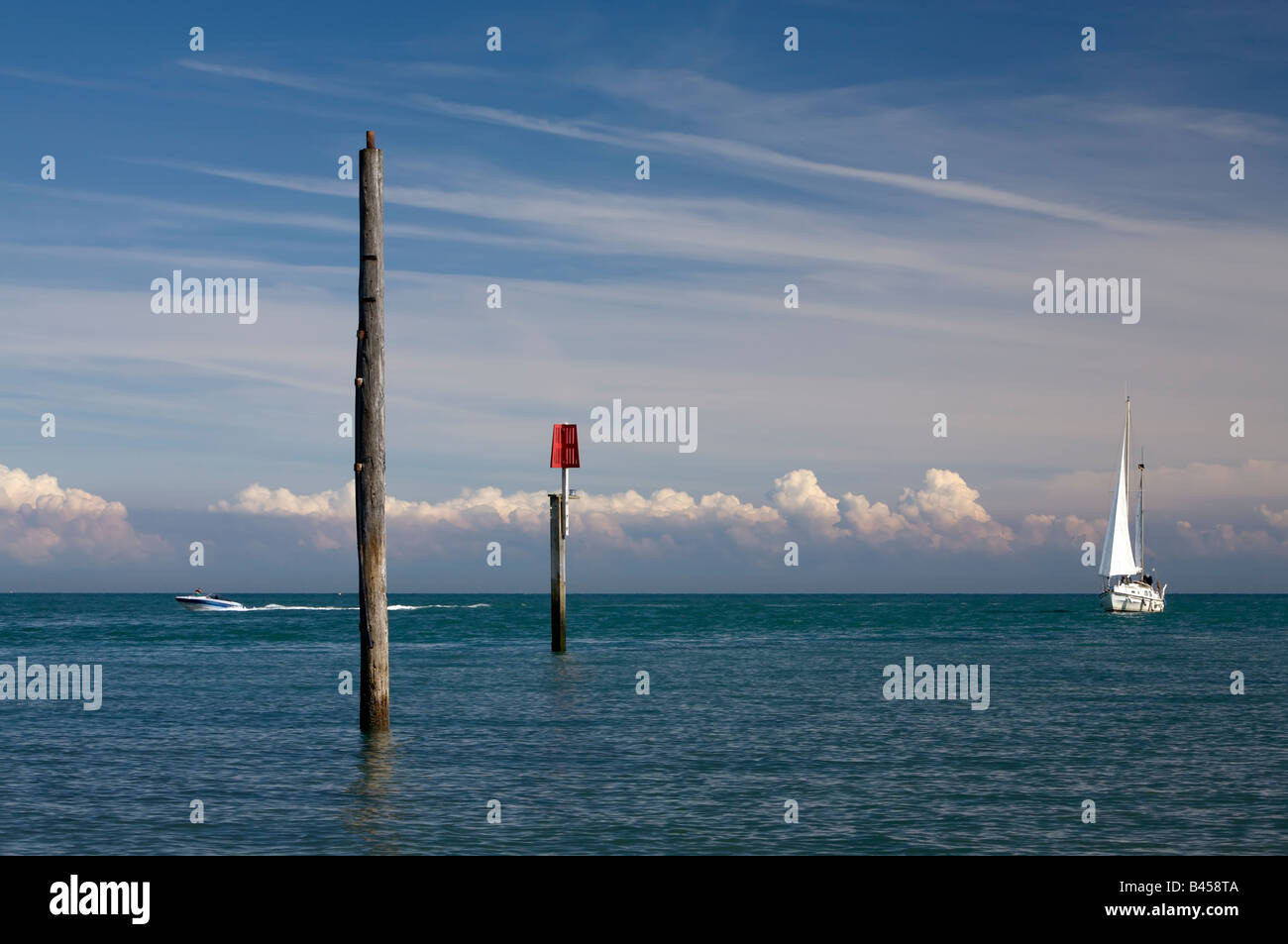 Seascape di segala Harbour, Kent. Yacht a vela e ritorno powerboat dal canale in lingua inglese Foto Stock