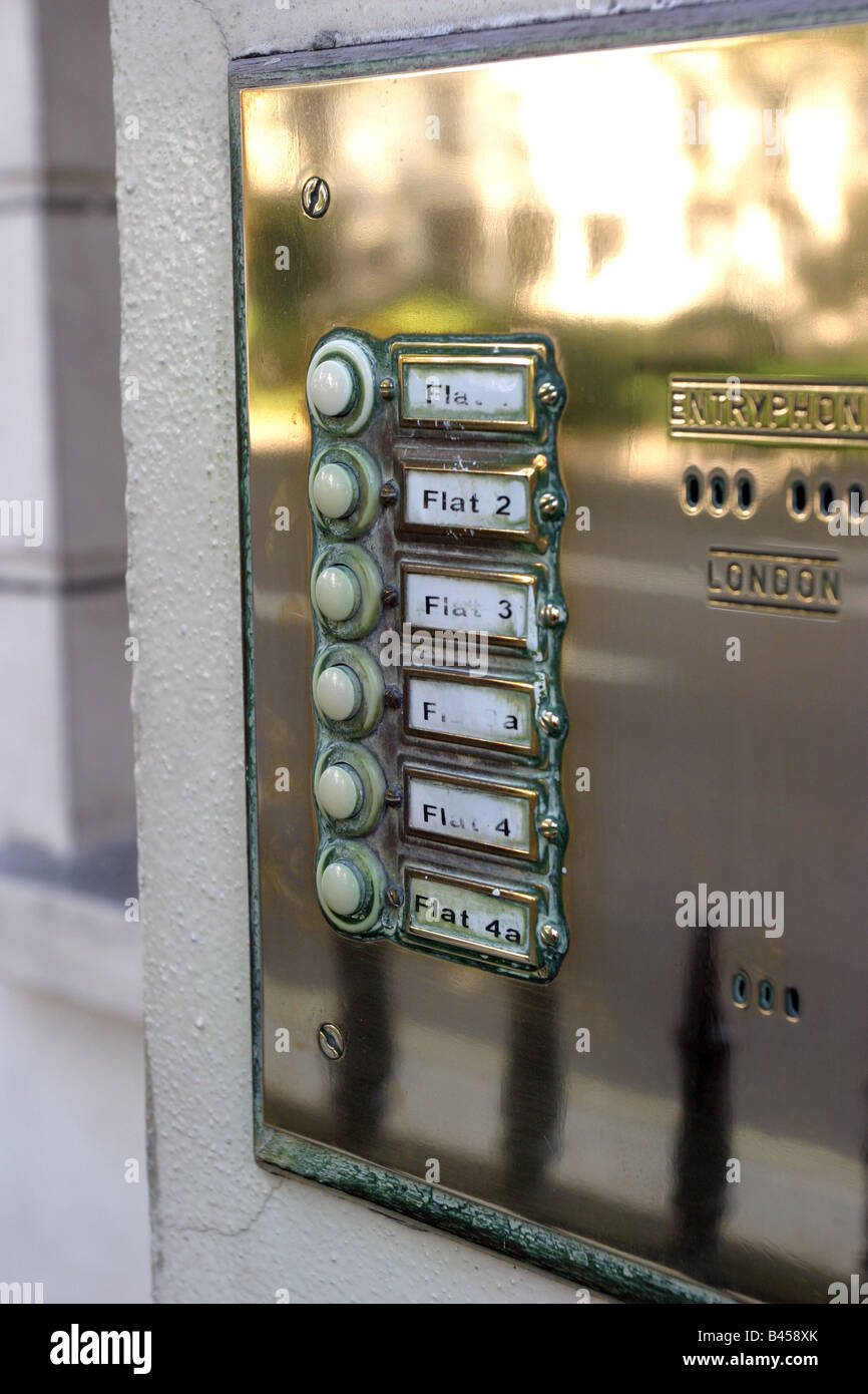 Cicalino di interfono per un blocco di appartamenti in Londra Foto Stock