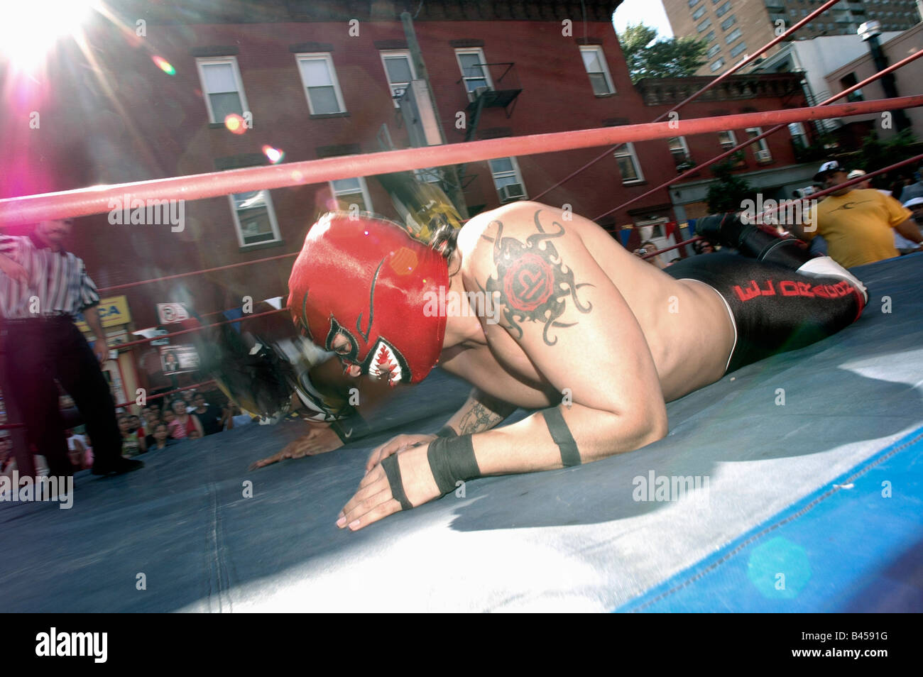 Un luchador è giù per il conteggio in un blocco di Brooklyn partito. Foto Stock