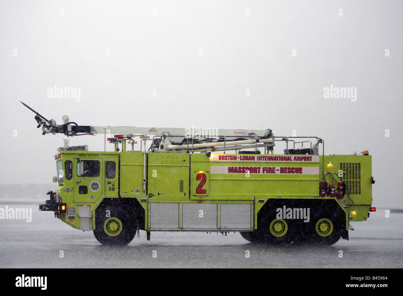 L'Aeroporto Internazionale Logan equipaggiamento antincendio su asfalto in una tempesta di pioggia, Boston, Massachusetts Foto Stock