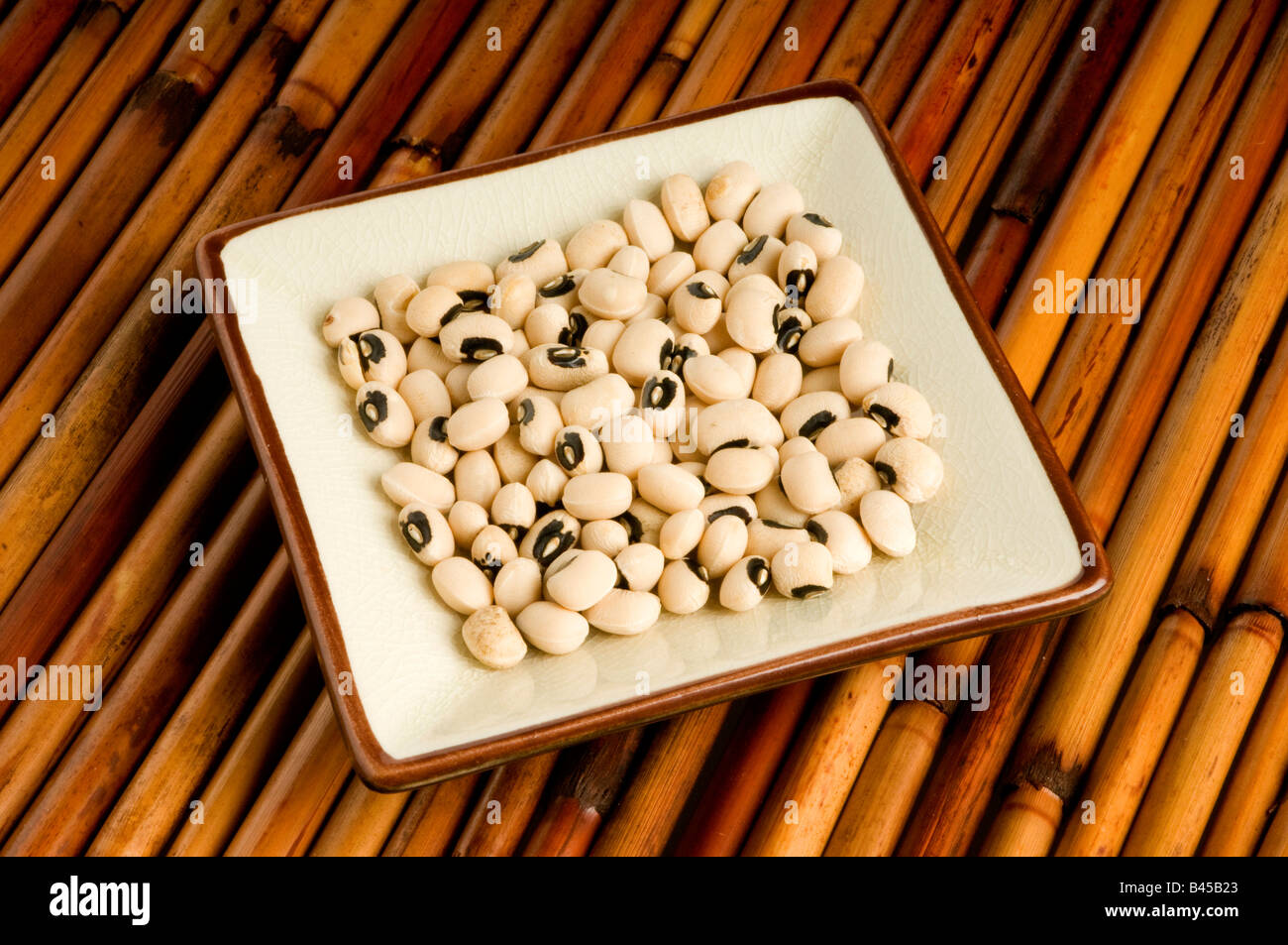 Singola porzione di black eyed peas in bambù Foto Stock
