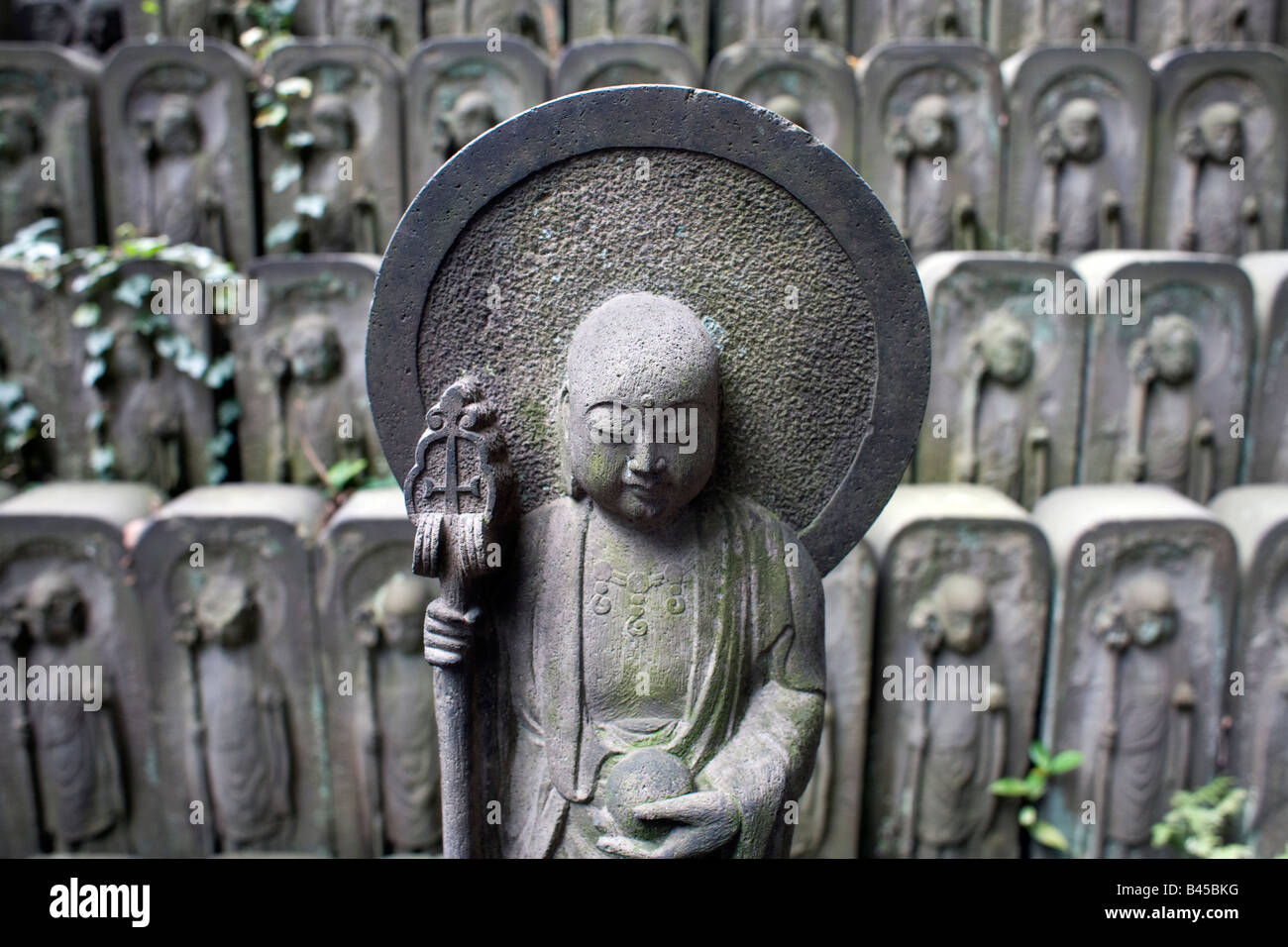 Uno di ottanta quattro mila Jizo al tempio Jomyoin Yanaka Tokyo Giappone Foto Stock