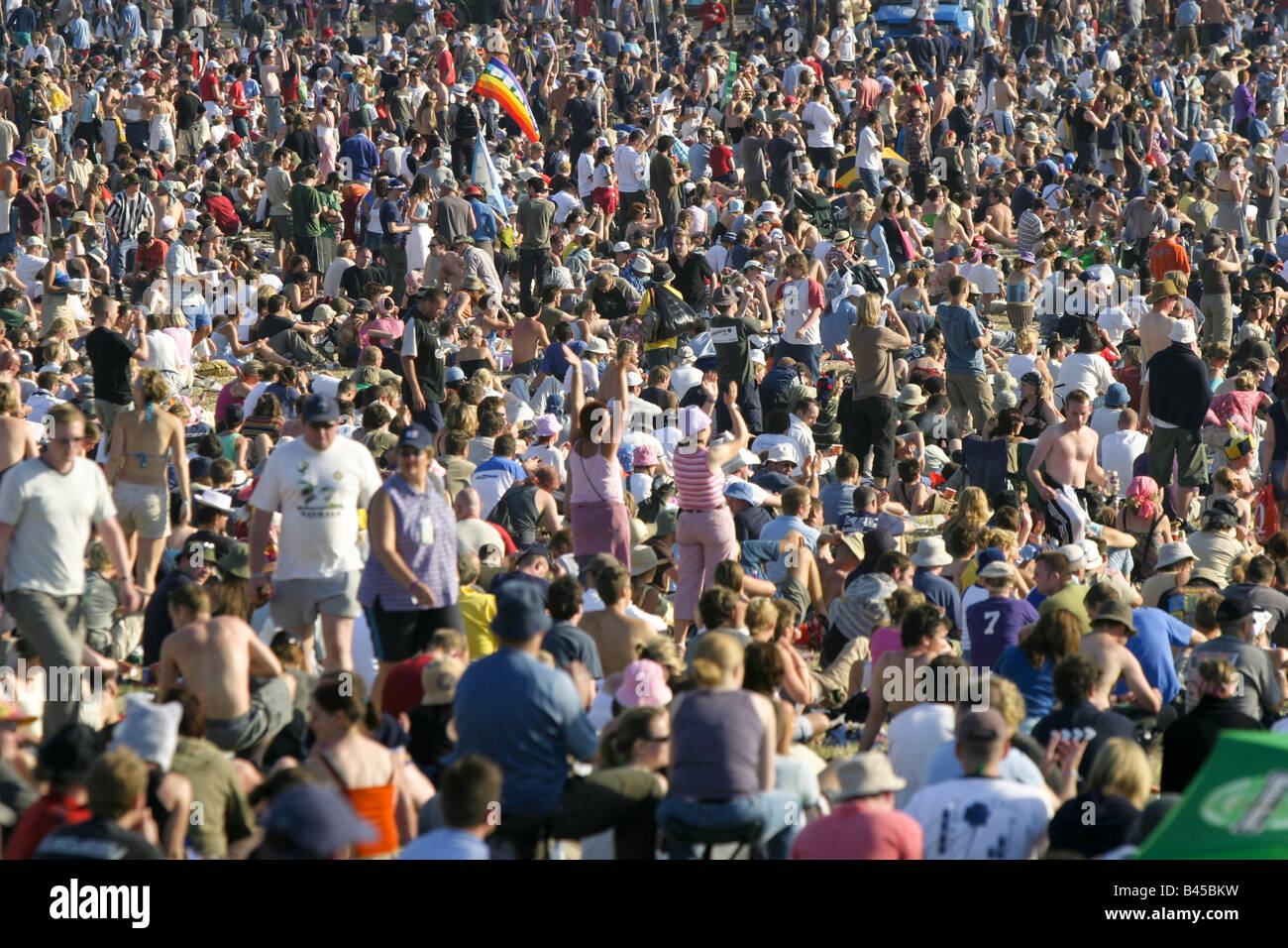 La folla inizia a riunirsi di fronte al Pyramid Stage per gli spettacoli pomeridiani. Il Glastonbury Music Festival 2003 si tiene su 1.000 acri Worthy Farm a Somerset, Regno Unito, per tre giorni alla fine di giugno quasi ogni anno dal 1970, il festival ora attrae una folla di 112.500. Quest'anno i biglietti del festival sono esauriti in 18 ore. Foto Stock