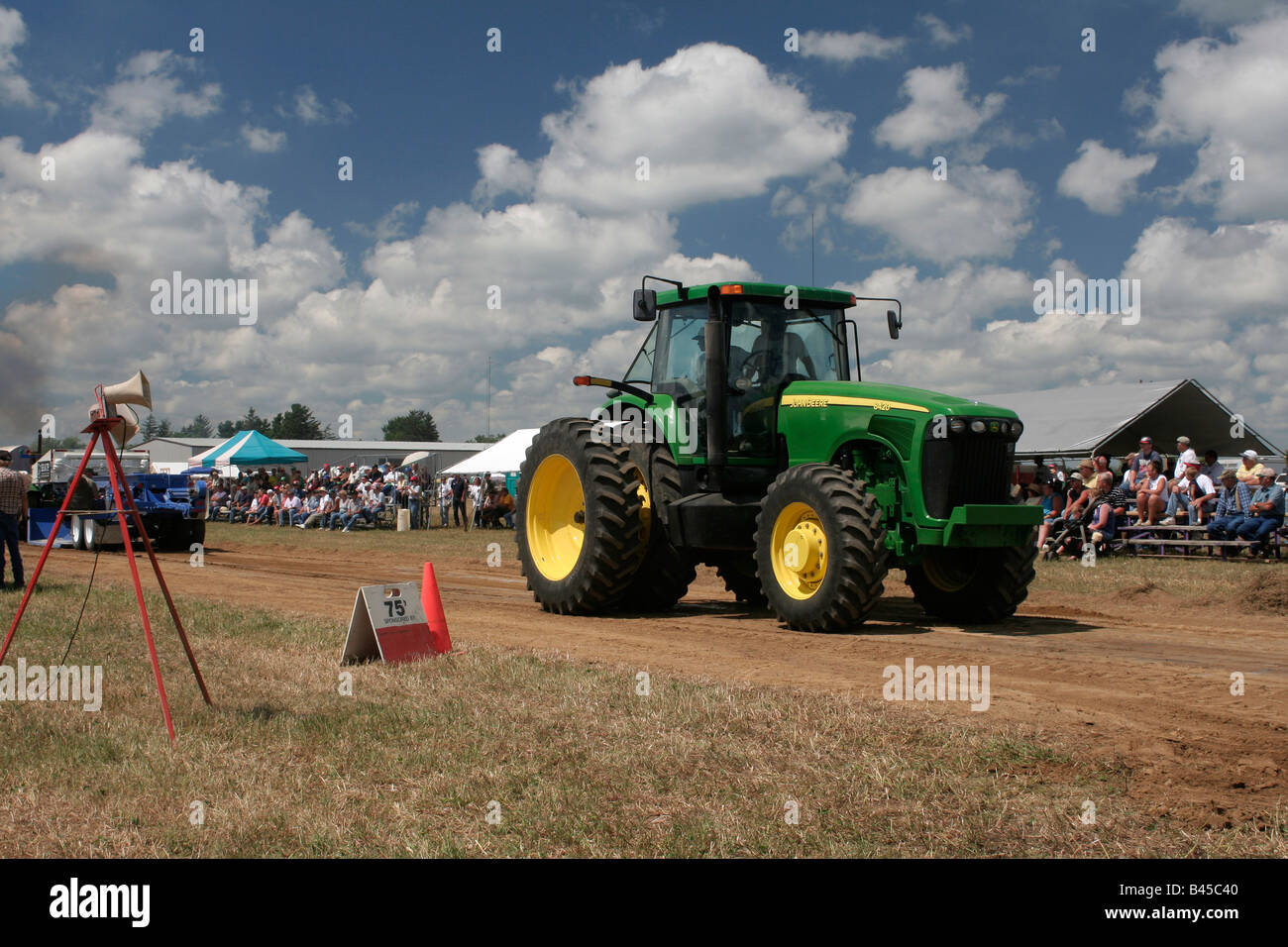 Nuovo trattore John Deere usati sul trattore tirando evento Foto Stock