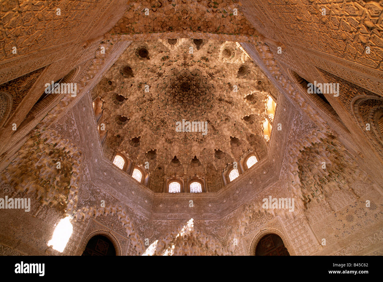 Spagna, Granada, Alhambra, sala de las Dos Hermanas soffitto Foto Stock