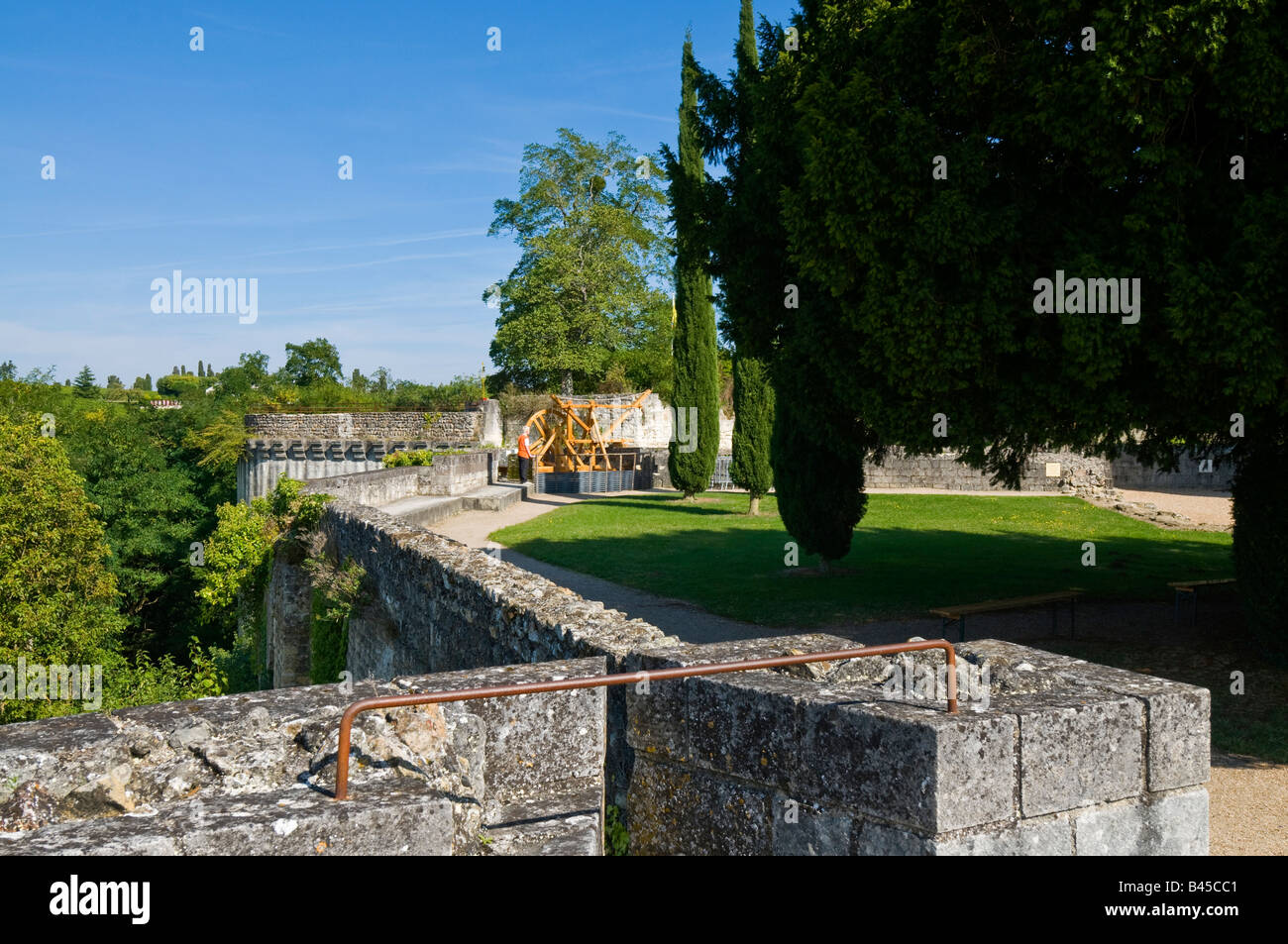 Nord muro di difesa di Coudray Fort e ricostruito gru di sollevamento, castello di Chinon, Francia. Foto Stock Nord muro di difesa di Coudray Fort e ricostruito gru di sollevamento, castello di Chinon, Francia. Foto Stock