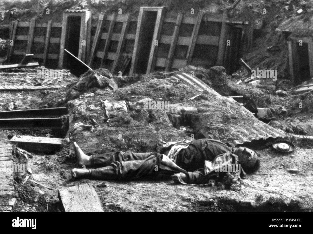 Eventi, Prima guerra mondiale / prima guerra mondiale, fronte occidentale, tedesco primavera offensiva 1918, morto soldato portoghese in un deposito tempestato vicino Aubers, Francia, aprile 1918, Foto Stock