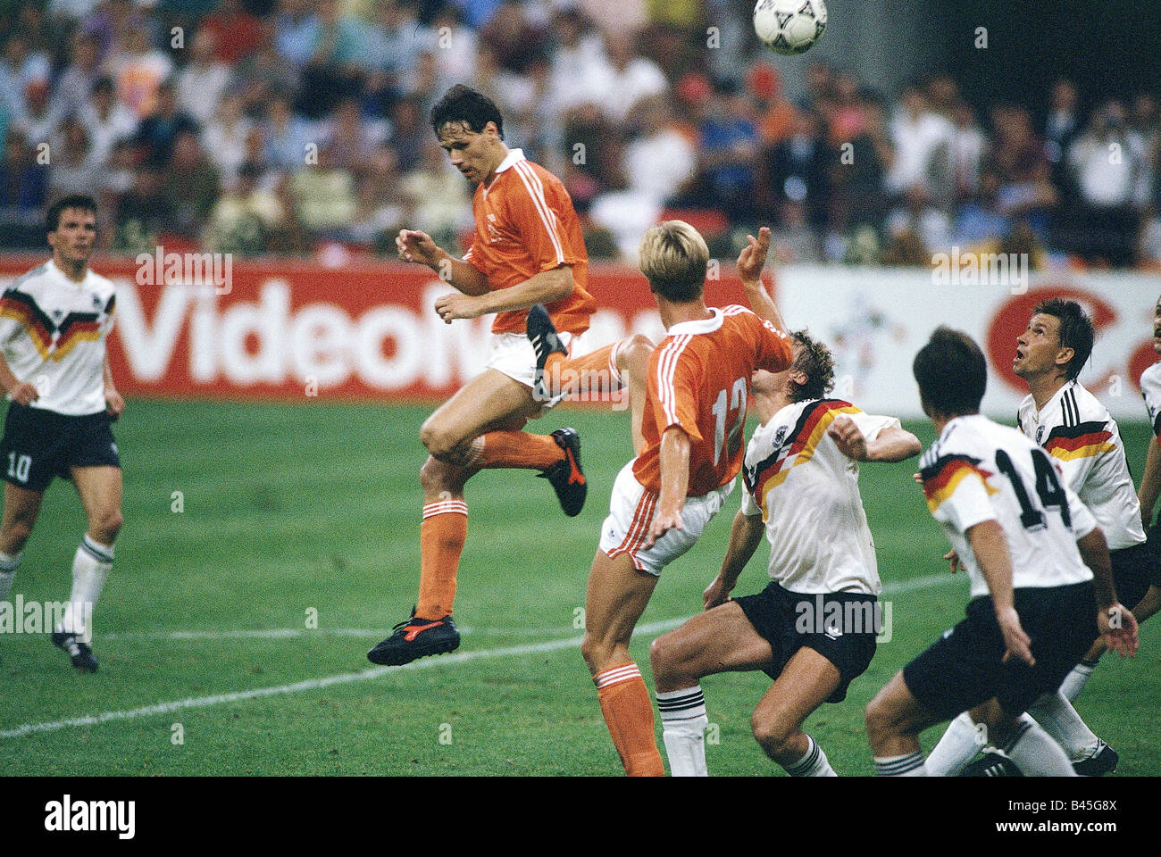 Sport, calcio, campionato del mondo, Germania contro Olanda, (2:1), Milano, Italia, Marco van Basten, Lothar Matthäus, Klaus Augenthaler, Thomas Berthold e Willem Kieft, 24.6.1990, Foto Stock