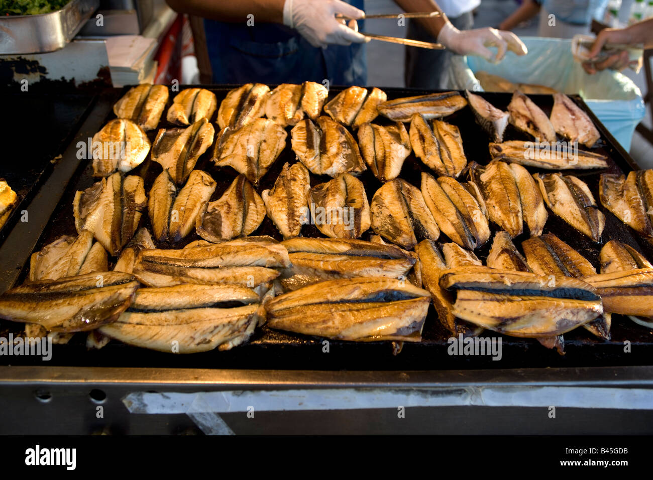Balik Ekmek grigliate di pesce Eminonu Istanbul Turchia Foto Stock