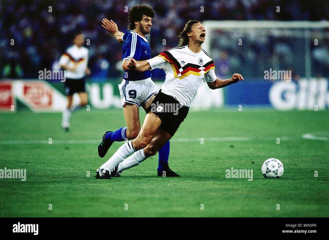 Sport / Sport, calcio, calcio, Coppa del mondo 1990, finale, finale, Germania contro Argentina, (1:0) a Roma, Italia, 8.7.1990, scena con Guido Buchwald, duello, foul, partita, storico, storico, 20th secolo, persone, 1990s, Foto Stock