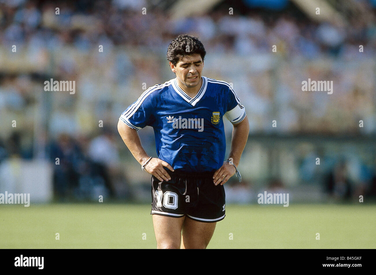 Sport / Sport, calcio, calcio, Coppa del mondo 1990, finale round, quarti di finale, Jugoslavia contro Argentina, (2:3) a Firenze, Italia, 30.6.1990, scena con Diego Maradona, partita, storico, storico, 20th secolo, persone, 1990s, Foto Stock