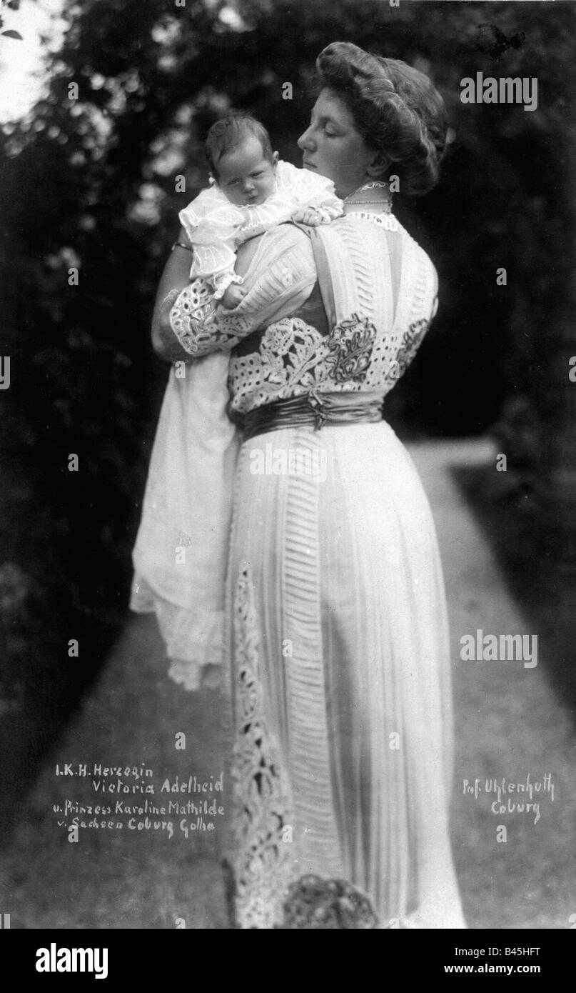 Victoria Adelaide, 31.12.1885 - 3.10.1970, Duchessa di Sassonia-Coburgo-Gotha 11.1905 - 13.11.1918, con la figlia Principessa Caroline, cartolina, Coburg, 1912, , Foto Stock