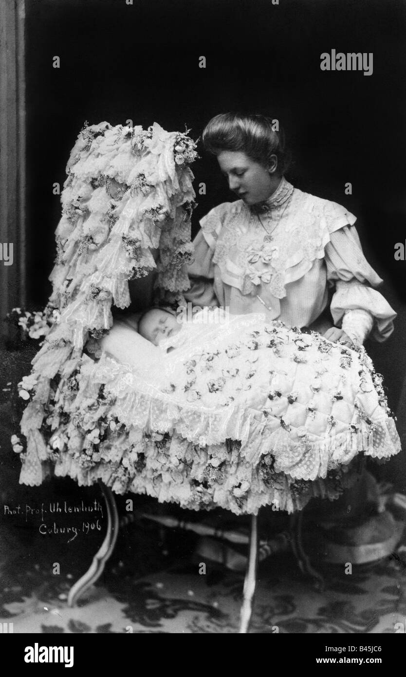 Viktoria Adelheid, 31.12.1885 - 3.10.1970, duchessa di Sassonia-Coburgo-Gotha 11.11.1905 - 13.11.1918, con il figlio Principe ereditario Johann Leopold, cartolina del professor Uhlenhuth, Coburg 1906, , Foto Stock