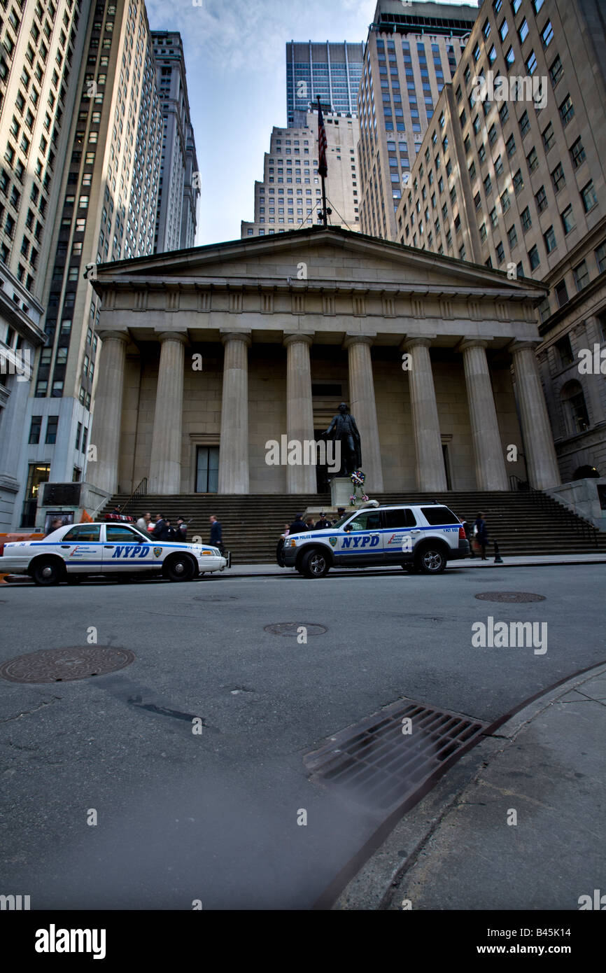 Federal Hall con la statua di George Washington. Il vapore uscente dal sistema fognario in primo piano Wall Street, New York City, Foto Stock