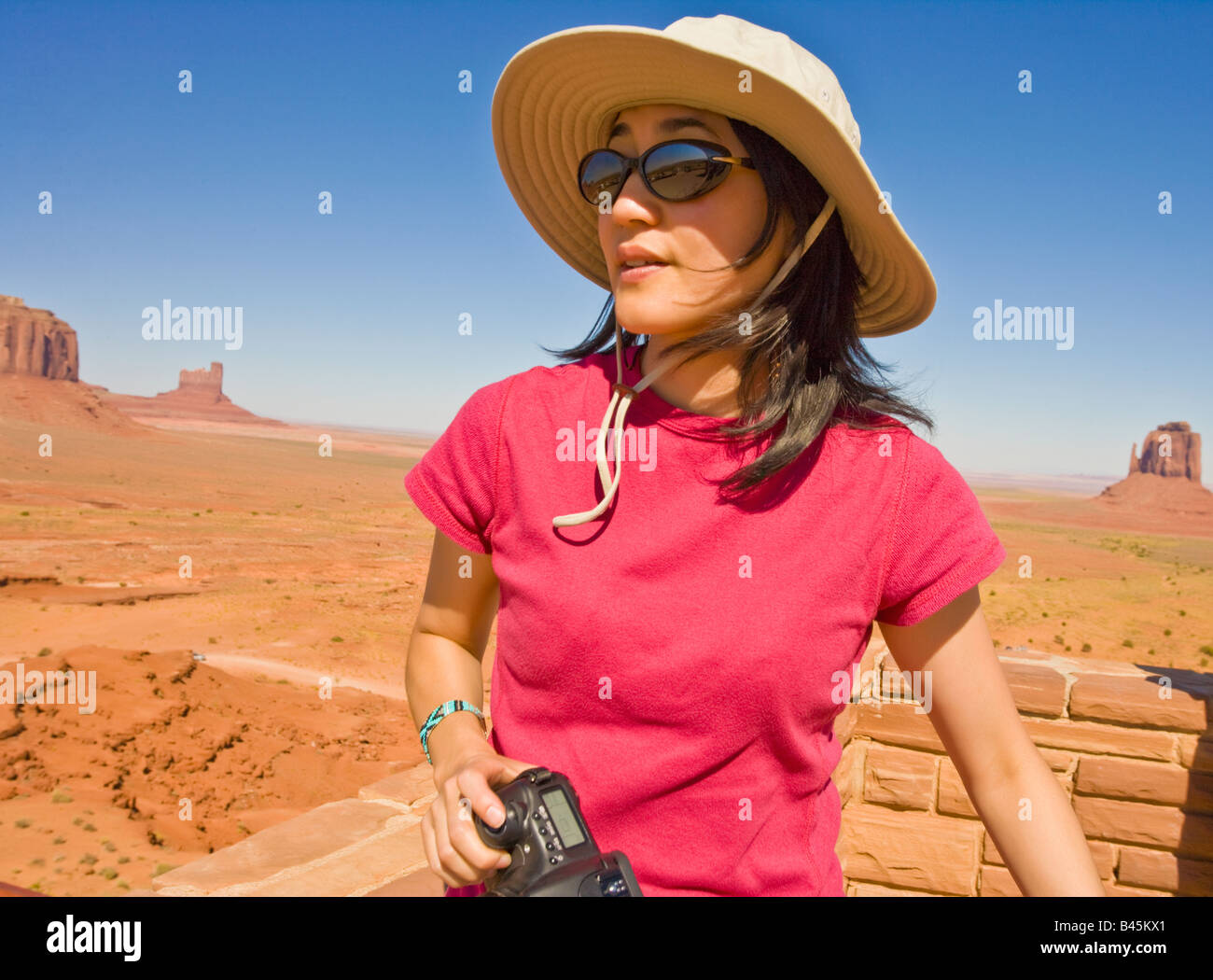 Donna asiatica nel deserto Foto Stock
