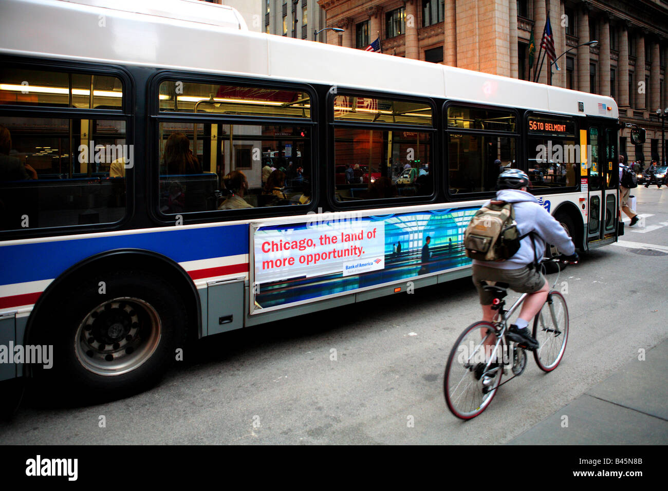 CTA autobus e un ciclista a LA SALLE Street nel centro di Chicago, Illinois, Stati Uniti d'America Foto Stock