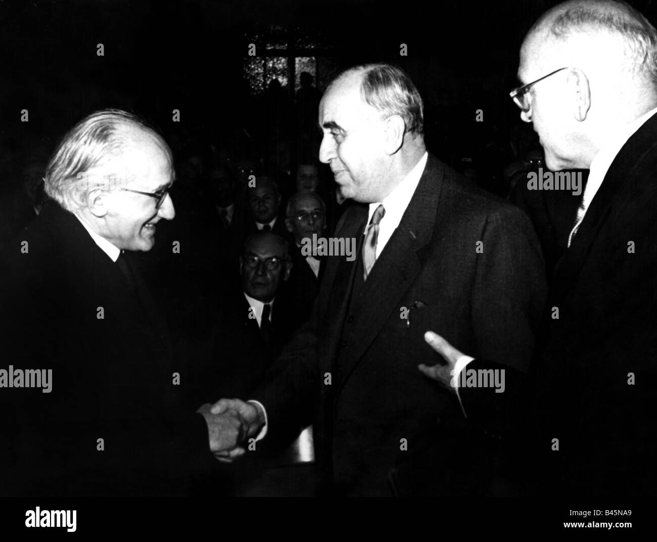 Guardini, Romano, 17.2.1885 - 1.10.1968, filosofo e teologo italiano, (cattolico), a metà lunghezza, con Ernst Reuter e Dr. Knecht, durante la cerimonia di premiazione, Premio per la Pace del commercio del Libro tedesco, (Friedenspreis des Deutschen Buchhandels), Paulskirche, Francoforte sul meno, 25.9.1952, Foto Stock