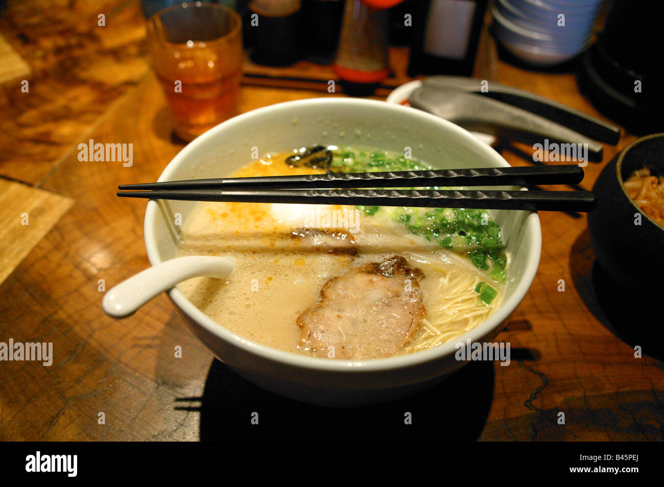 Una ciotola di calda zuppa ramen con bacchette in Giappone Foto Stock