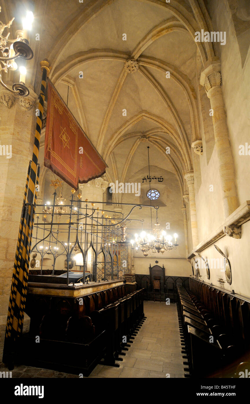 L'interno del vecchio nuovo (staronova) sinagoga nel quartiere ebraico (Josefov) di Praga, Repubblica Ceca. Foto Stock