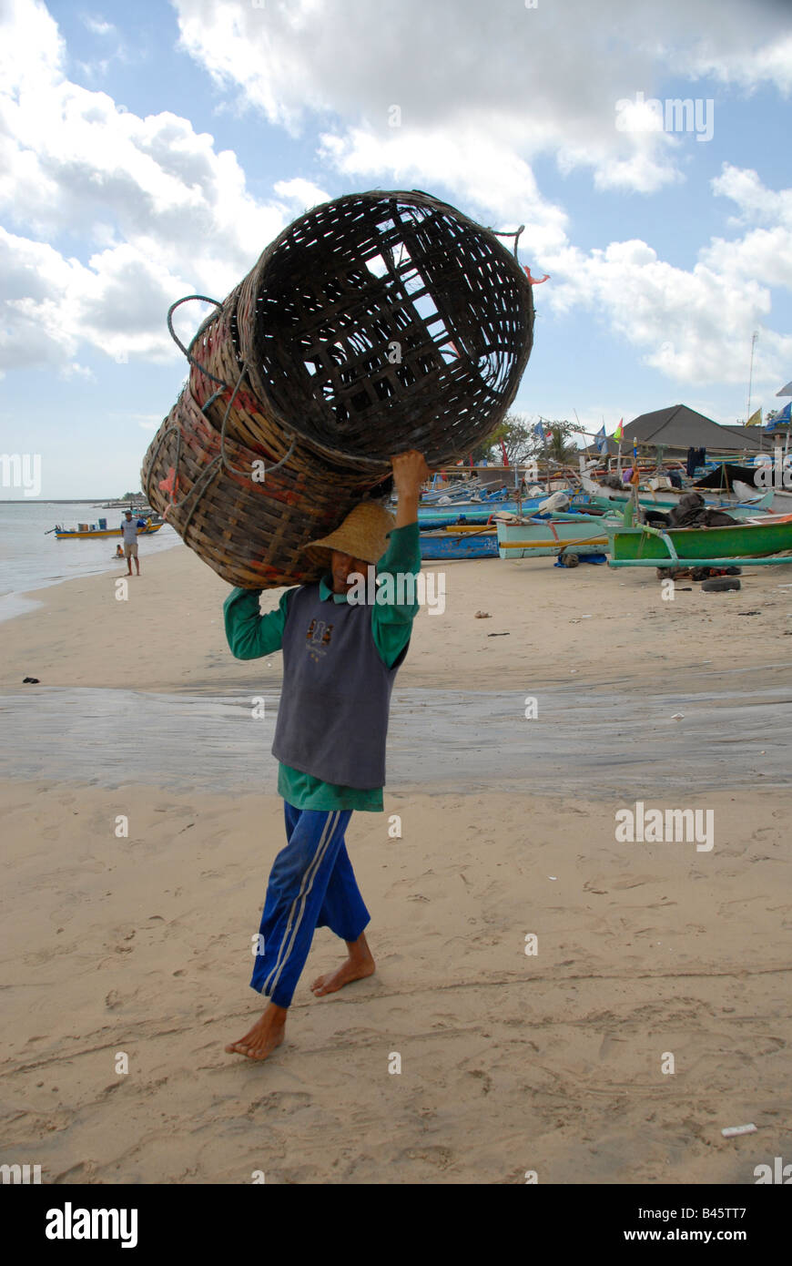 Crab fisherman con ceste di pesca, kubu, isola di Bali , Indonesia Foto Stock