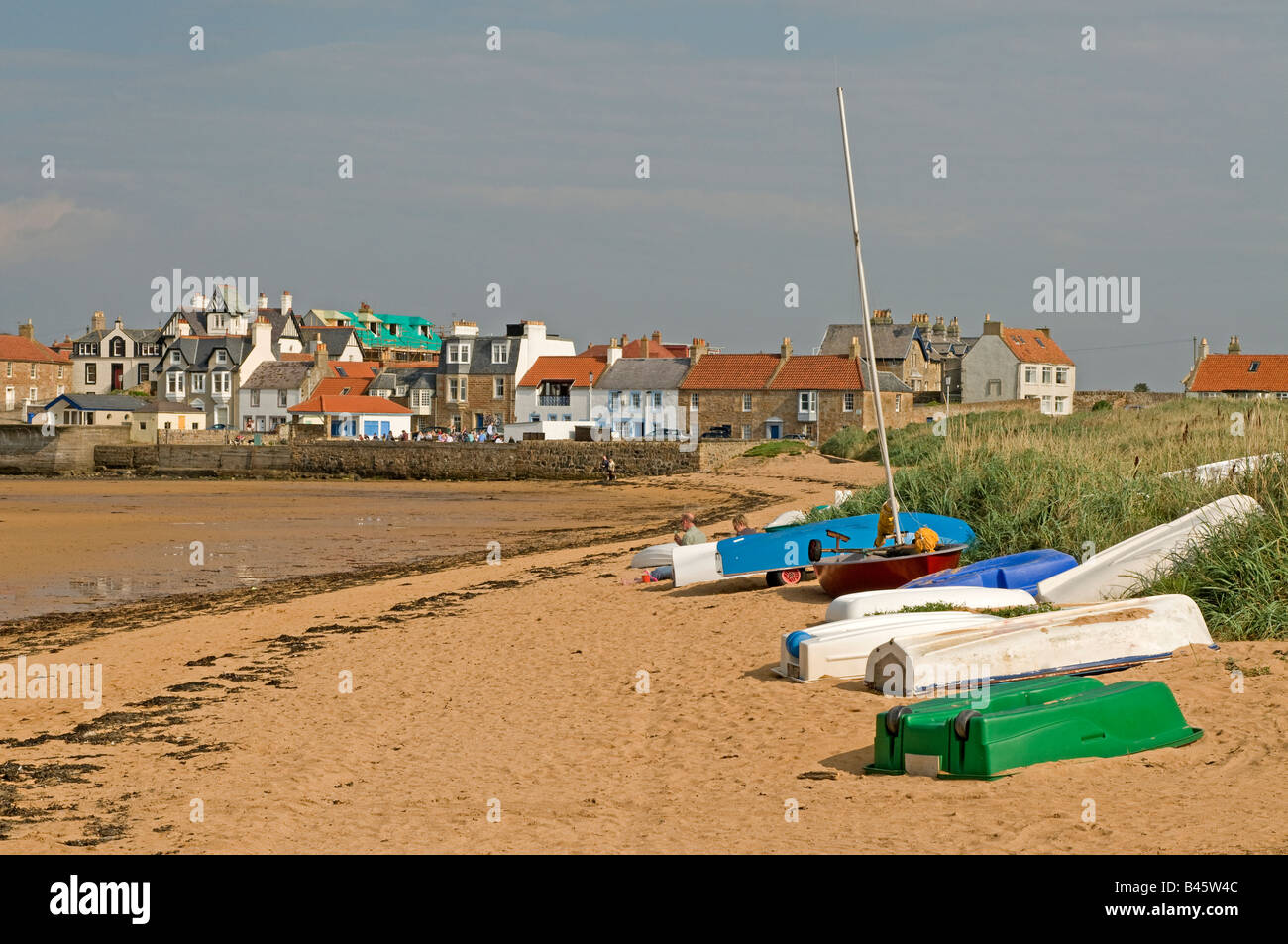 Imbarcazioni da diporto in appoggio a bassa marea sulle sabbie a Elie Harbour Regno di Fife East Neuk Foto Stock