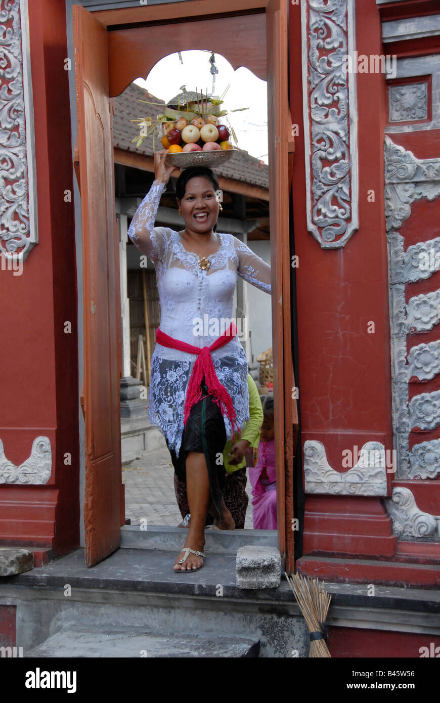 Signora balines con tempio offerte durante galungan festival, ubud , isola di Bali , Indonesia Foto Stock