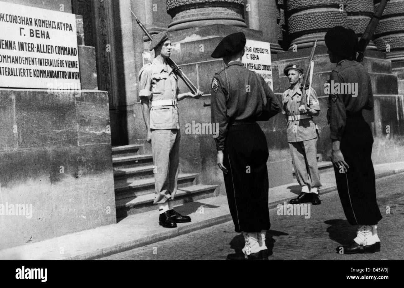 Geografia/viaggio, Austria, periodo del dopoguerra, Vienna, occupazione alleata, canto mensile della guardia, sede della polizia interalleata, Palazzo Auersperg, fine 1940s, Foto Stock