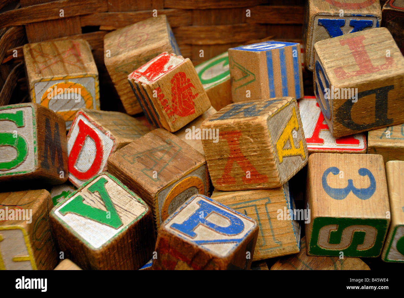 Vintage di blocchi di legno colorato con lettere e numeri su di loro in un negozio di antiquariato. Foto Stock