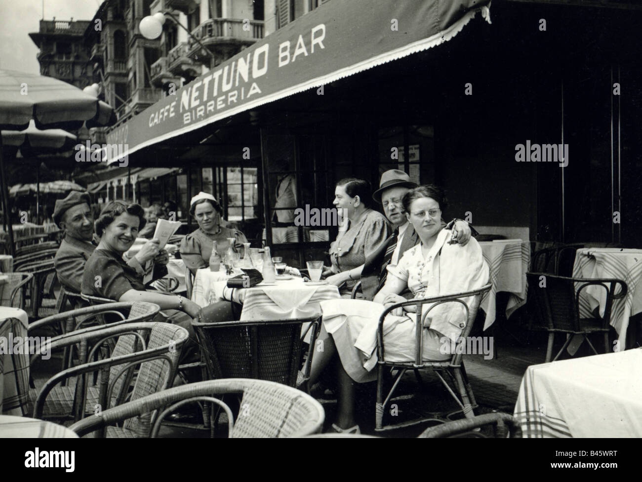 Gastronomia, caffè / Street cafe, terrazza, ospiti, Riviera, 1939 Foto  stock - Alamy