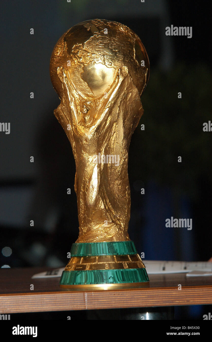 Sport calcio, campionati del mondo FIFA World Cup, progettato da: Silvio  Gazzaniga, oro (18 carati), Altezza: 36,8 cm, Peso: 6,175 kg, dal 1974,  Additional-Rights-Clearance-Info-Not-Available Foto stock - Alamy
