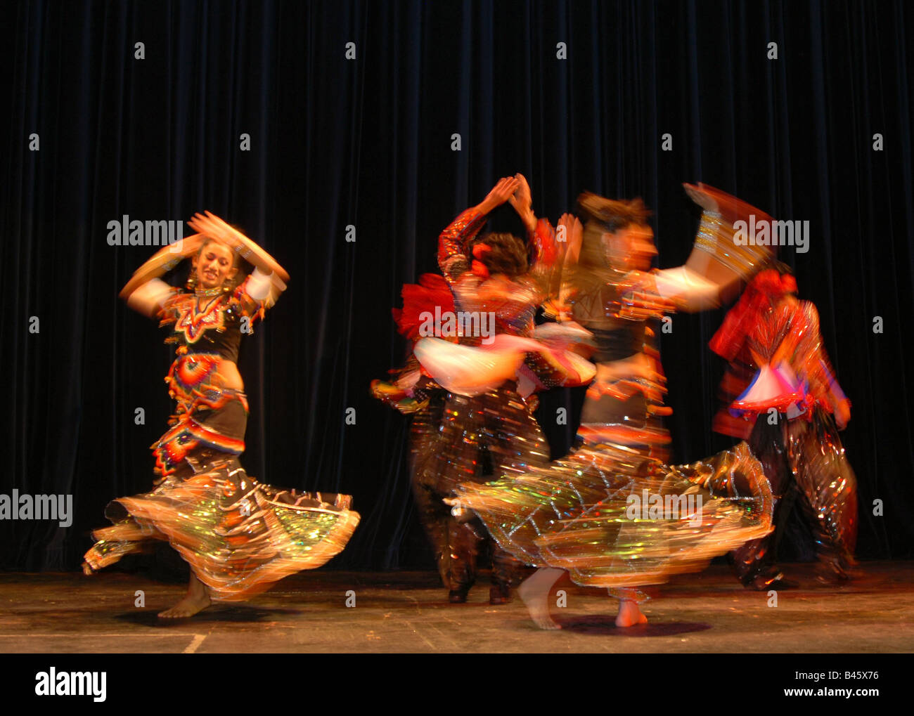 Teatro / Theatre, "Bollywood - lo Show', direttore: Toby Gough, scena dance 'Dohli Taro', danzatori: Nitin Poojary, Amit Pawar, Afzal Mapari, , Additional-Rights-Clearance-Info-Not-Available Foto Stock