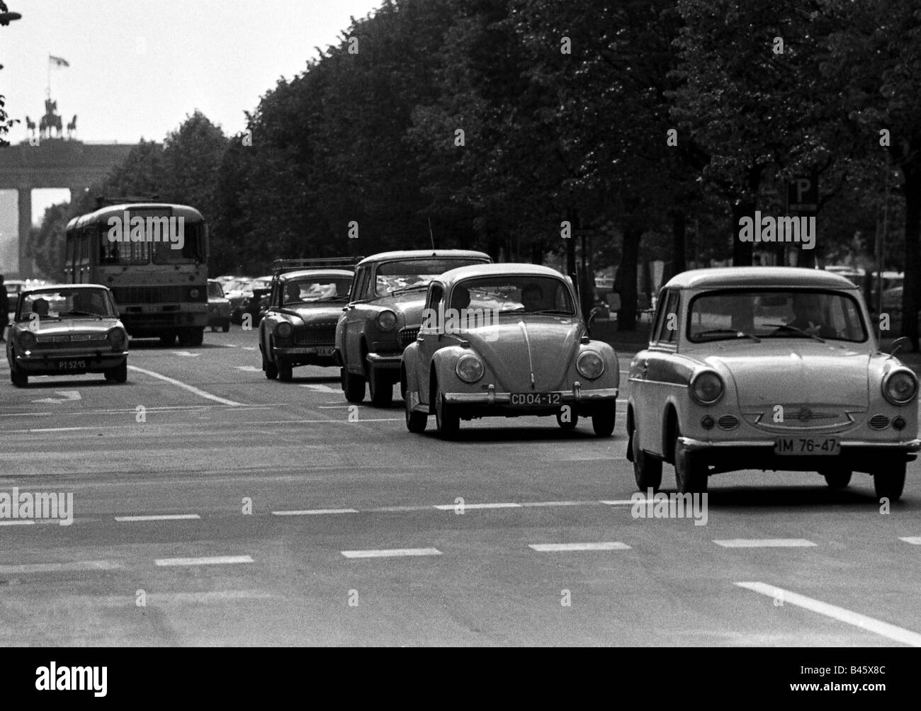 Geografia/viaggio, Germania, Berlino, Unter den Linden, 1968, auto, auto, Trabant 600, Volkswagen Bealle, targa, diplomatici, CD, traffico, GDR, Repubblica democratica tedesca, Germania orientale, 20th secolo, storico, storico, Trabi, Trabi, popolare, 1960s, Foto Stock