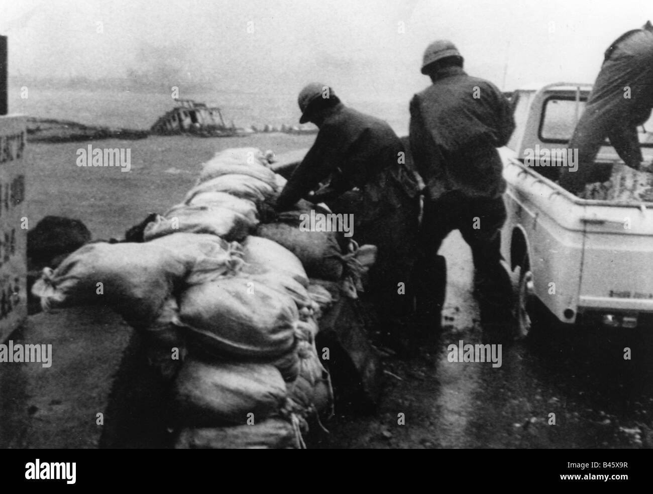 Geografia / viaggio, Giappone, disastri naturali, alluvione, tifone pioggia trix, helper con sacco di sabbia, Kochi, 1.9.1971, Foto Stock