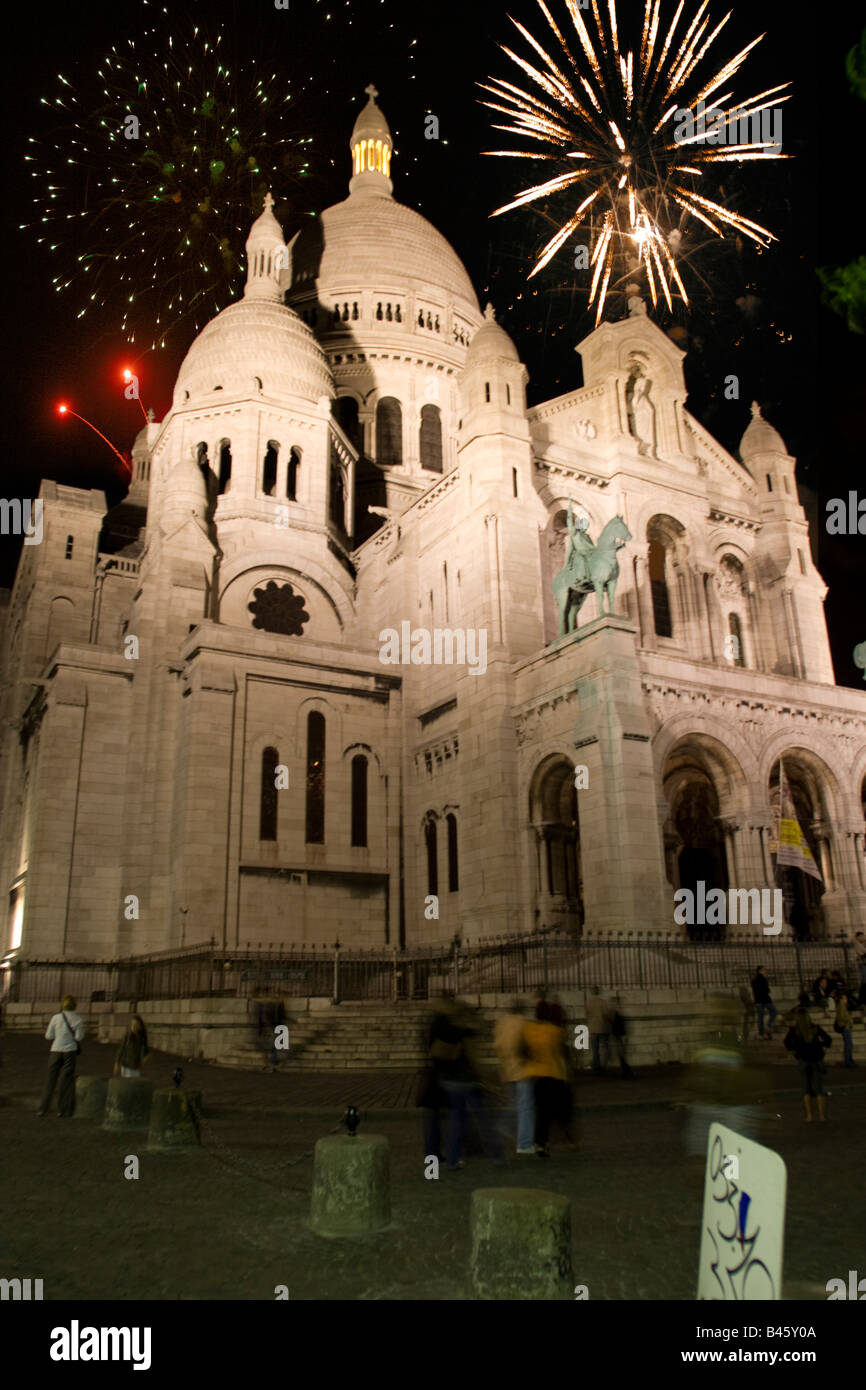 Montmartre Sacré Coeur a Parigi di notte con fuochi d'artificio, 85163 Verticale Parigi Foto Stock
