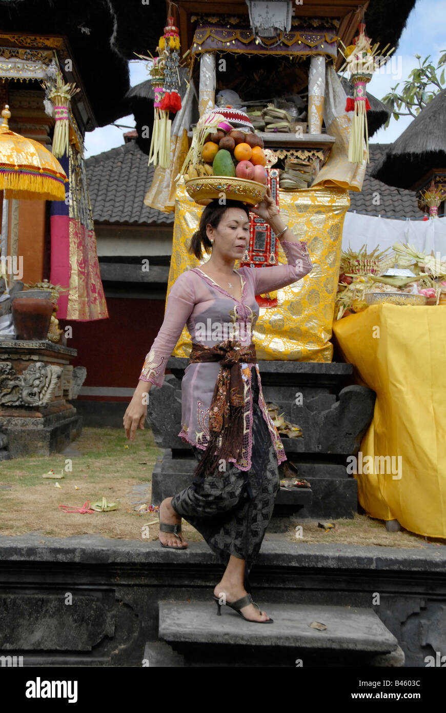 Signora balinese in famiglia festival tempio , galungan balinese celebrazioni, ubud , isola di Bali , Indonesia Foto Stock