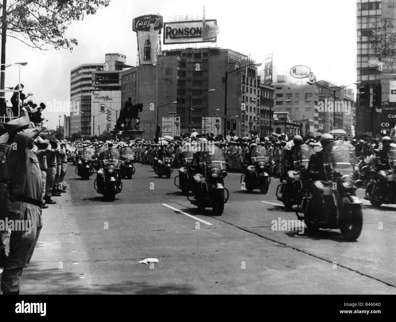 Geografia / viaggio, Messico, militare, parata al giorno dell'indipendenza, 'Pasea de la Reforma', Città del Messico, 16.9.1967, Foto Stock