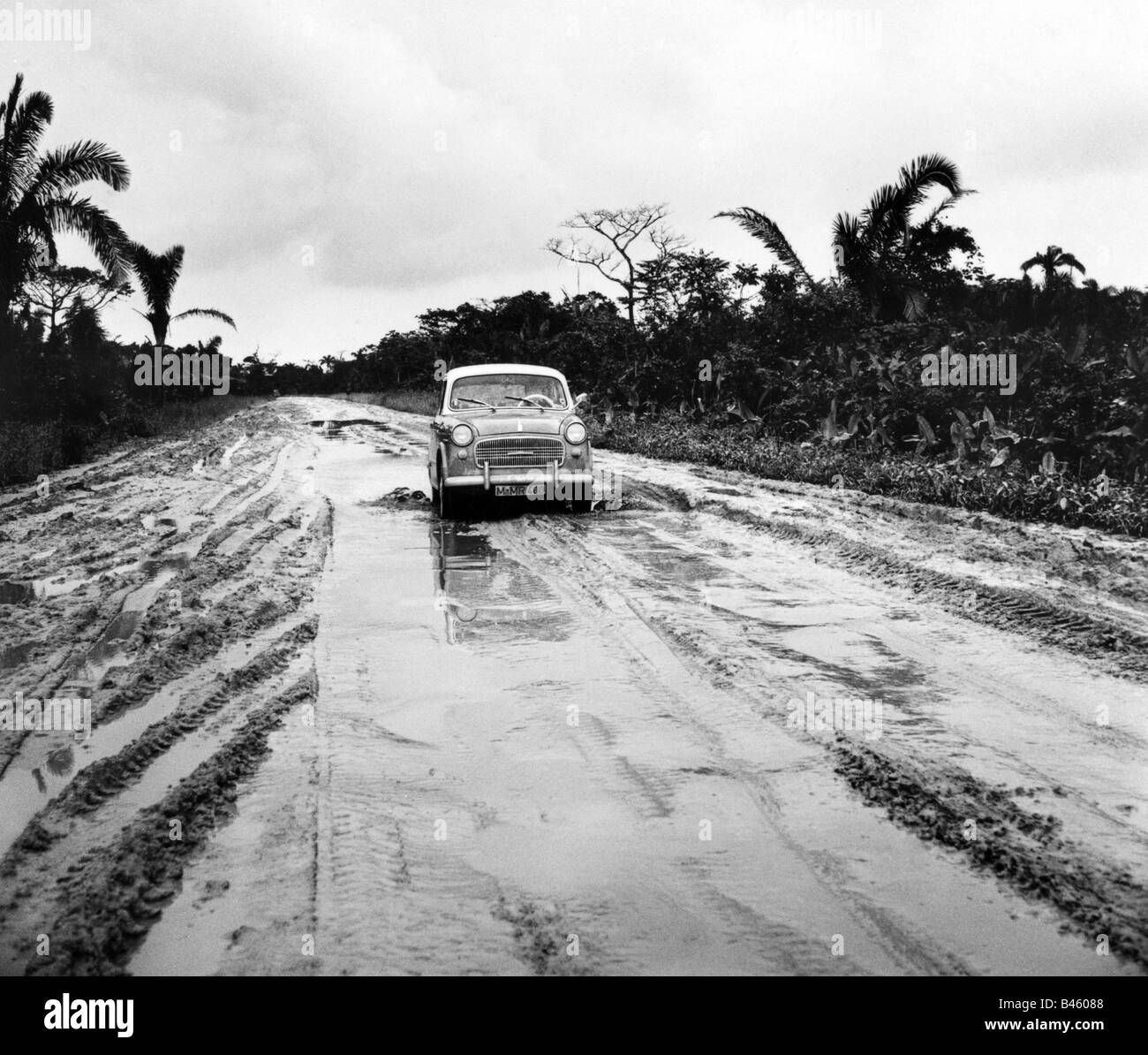 Geografia / viaggio, Messico, trasporto / trasporto, auto su una strada sporca, 1960s, Foto Stock