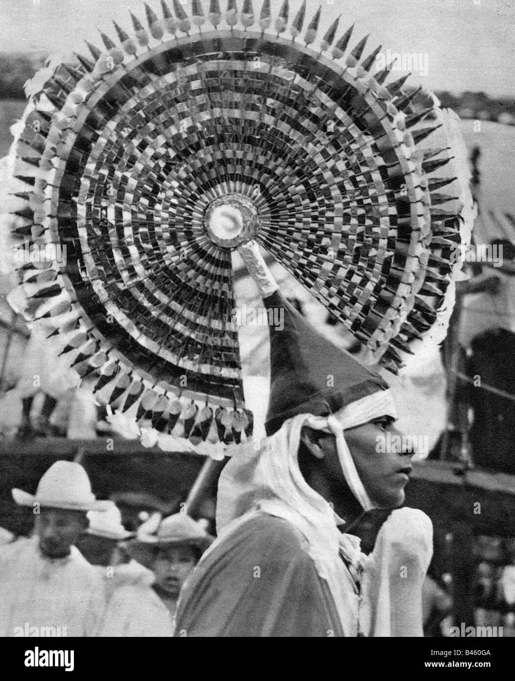 Geografia / viaggio, Messico, tradizione / folklore, uomo con abito da testa, vista laterale, 1940s, Foto Stock