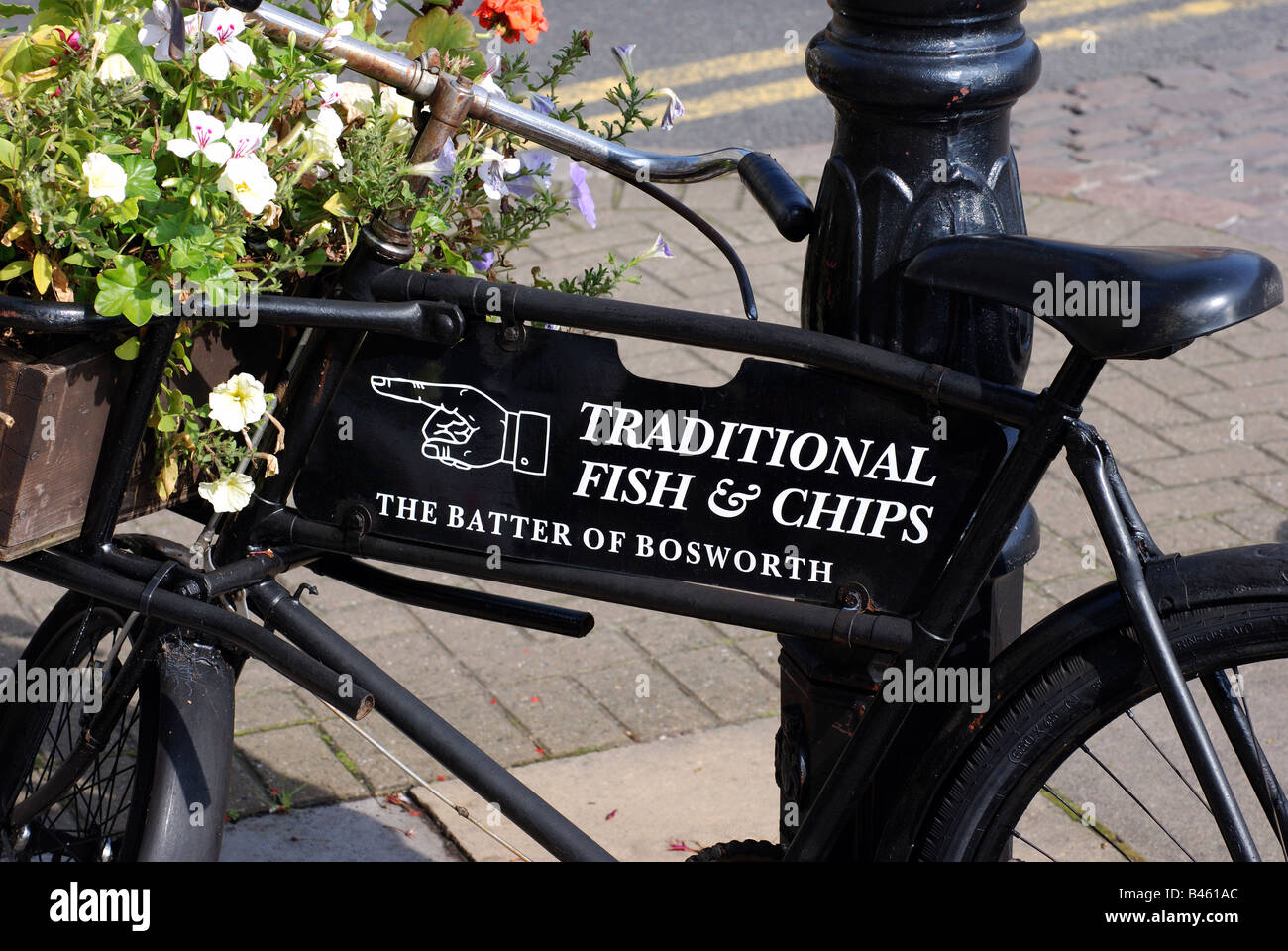 Vecchia bicicletta pesci di pubblicità e di chip shop, Market Bosworth, Leicestershire, England, Regno Unito Foto Stock